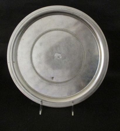 Plat rond en argent partiellement gravé....