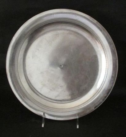 Plat rond en argent partiellement gravé....
