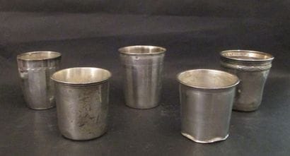 Lot de cinq timbales en argent uni, guilloché...