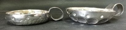 Deux tasses à vin en argent, modèle à ombilic,...
