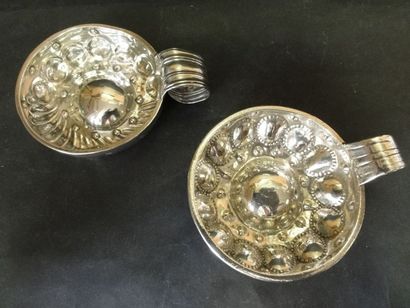 Deux tasses à vin en argent, modèle à ombilic,...