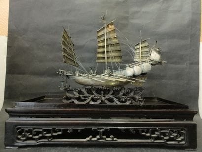 Jonque en argent sur un socle de bois ajouré....