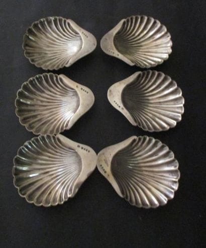 Six coupelles coquille en argent posant sur...