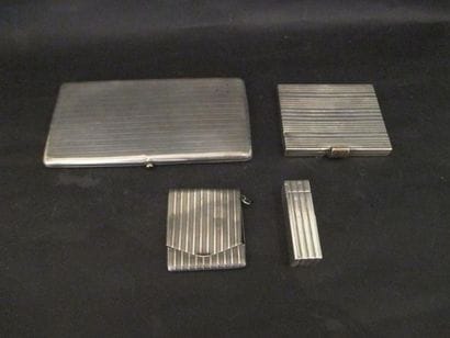 Lot en argent guilloché comprenant deux porte-cigarettes,...