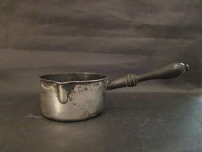 Casserole en argent uni monogrammé dans un...