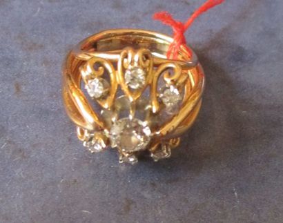 Bague en or jaune sertie au centre d'un diamant...