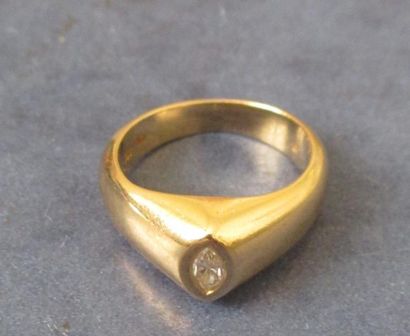 Bague en or jaune ornée d'un diamant en sertie-clos,...