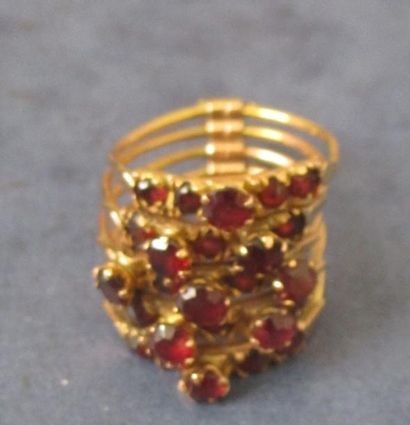 Bague or jaune et pierres rouges poids brut:...