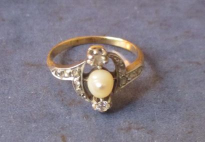 Bague en or jaune et gris serti d'une perle...