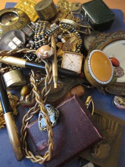 Lot de bijoux fantaisies et une pièce de...