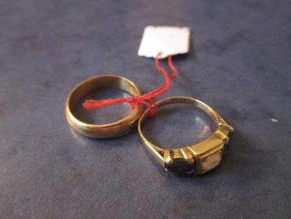 Lot en or jaune: anneau et bague sertie de...