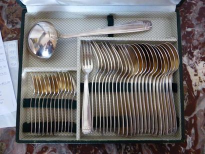 Partie de ménagère en métal argenté à filets...