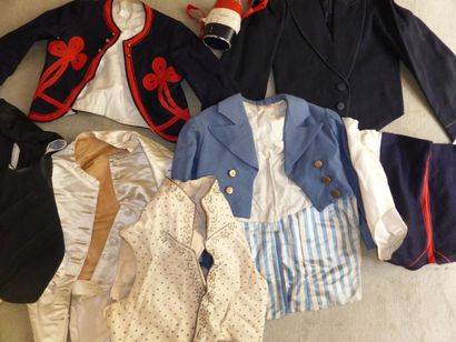 Lot de vêtemenst d'enfant anciens