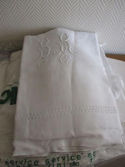 Lot de draps brodés et nappes(*)