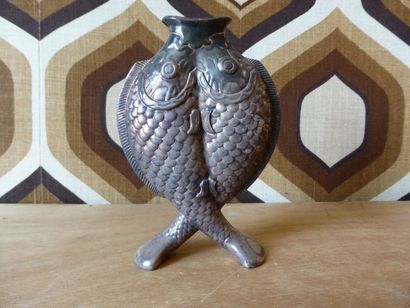 Vase en métal argenté à double poissons,...