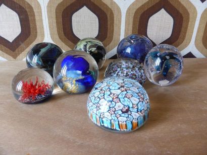 Lot de 8 boulles presse-papiers en verre...