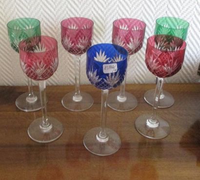 Sept verres à pied en cristal taillé de ...