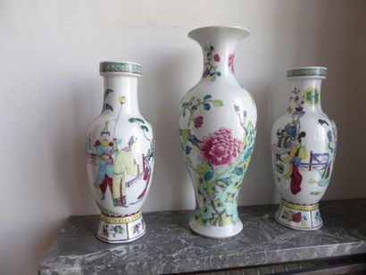 Vase balustre en porcelaine décor de fleurs...