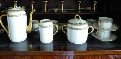 Partie de service à thé en porcelaine à liseret...