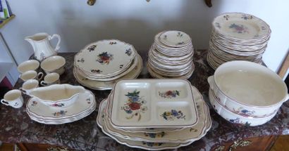Partie de service de table en faïence polychrome,...
