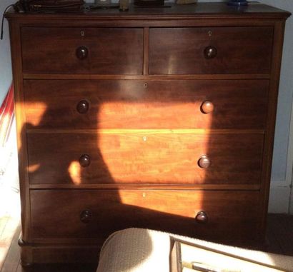 Commode acajou à quatre rangs de tiroirs...