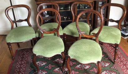 Quatre chaises et deux autres d'un autre...