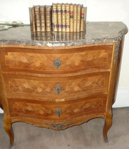 Commode en bois de placage de style Louis...