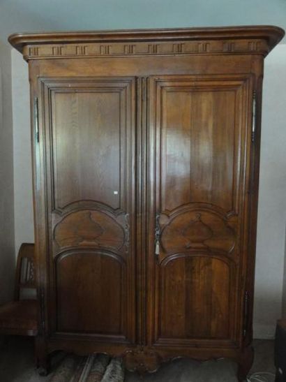 Armoire en chêne mouluré Travail Lorrain...