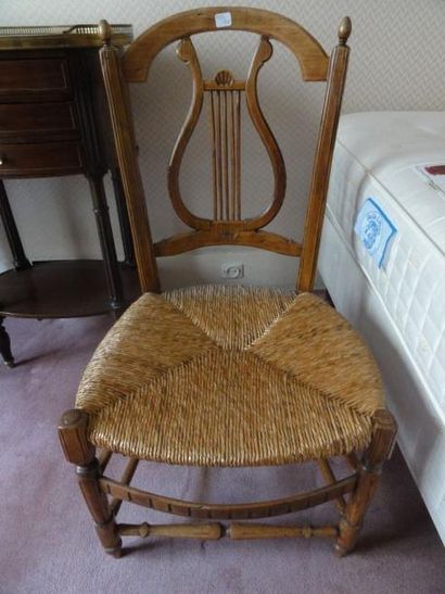 Chaise basse paillée à la lyre
