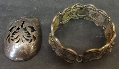 Lot argent: Partie de bracelet décor filigrané...