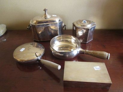 Lot: 2 casseroles, 3 boites en métal arg...
