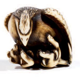 Netsuke en ivoire rehaussé de brun, représentant...