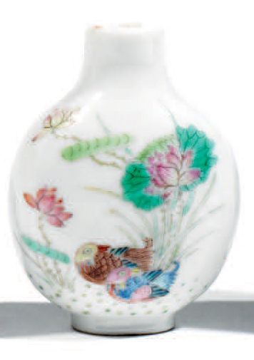 Flacon tabatière en porcelaine et émaux de...