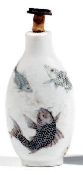 Flacon tabatière en porcelaine à décor de...