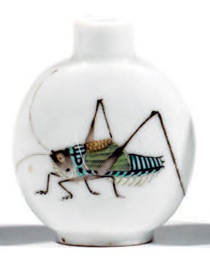 Flacon tabatière en porcelaine, à décor polychrome...