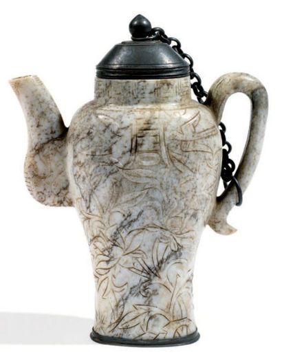 Verseuse en jade beige piqueté de gris, à...