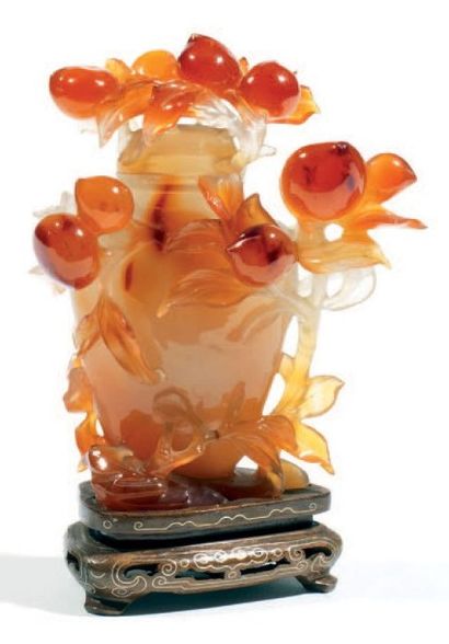 Vase couvert en cornaline, sculpté de branches...