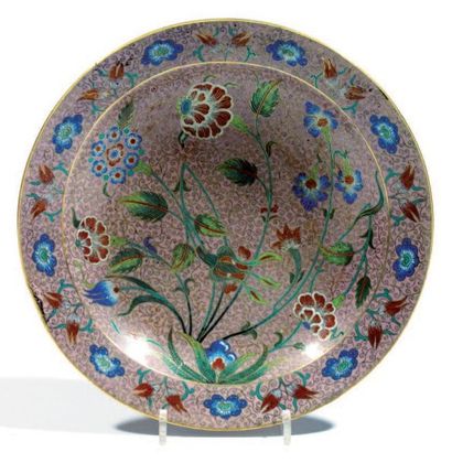 Assiette en bronze doré et émaux cloisonnés...