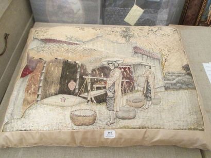 Coussin orné d'une broderie Japon. 45 x 35...