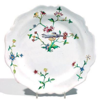 SCEAUX
Assiette à bord dentelé à décor polychrome...