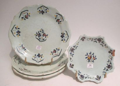 Trois assiettes à bord contourné et un petit...