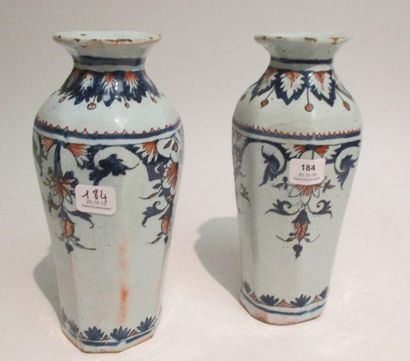 Paire de vases de forme oblongue à pans coupés...