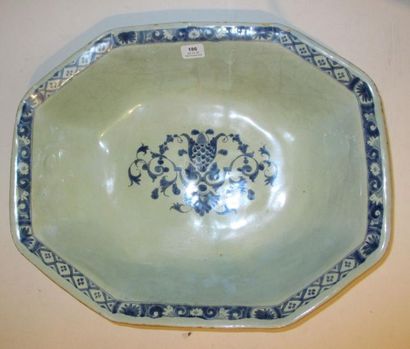 Plat ovale creux à pans coupés à décor en...