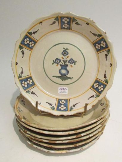 Sept assiettes à bord contourné à décor polychrome...