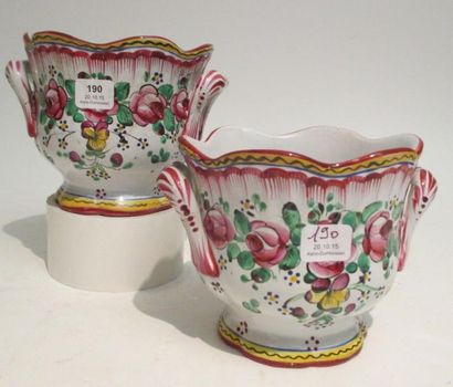 Paire de petits cache-pot en faïence à deux...