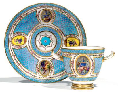 SÈVRES
Gobelet étrusque et sa soucoupe en...