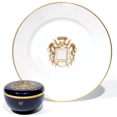 SEVRES (porcelaine dure)
Assiette ronde en...