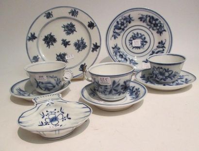 BAYEUX
Lot comprenant Trois tasses et soucoupes,...