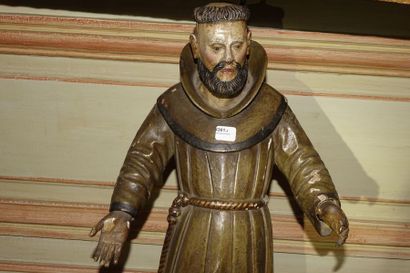Statuette en bois sculpté et laqué au naturel...