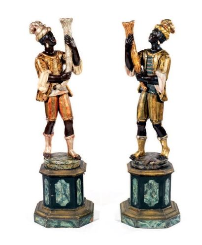 Paire de torchères en bois sculpté, polychromé,...